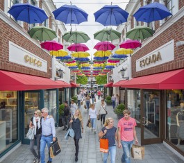 Oliver Blobel Fotograf Retail Düsseldorf Shopping Center Busy Mall Architektur