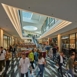 Oliver Blobel Fotograf Retail Düsseldorf Shopping Center Busy Mall Architektur